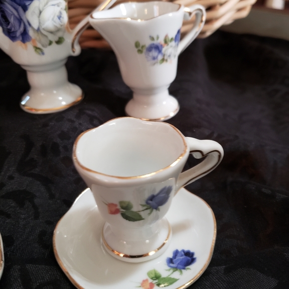 Vintage Child's Tea Set - Picture 4 of 10